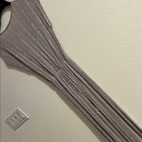 Gray Satin Jumpsuit with Relaxed Fit and Pleated Details - Picture 2 of 5